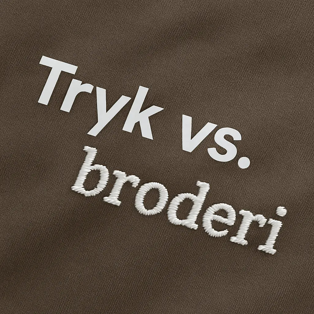 re do® tøj med logo - Sammenligning af tryk og broderi på tøj – trykt tekst og broderet tekst vist på sweatshirt i brun jersey