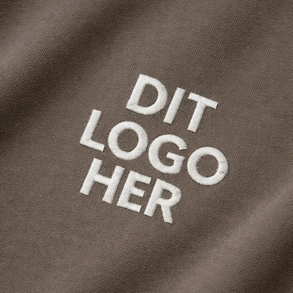 Closeup af t-shirt I Ash Brown med hvidt logo broderet – Tøj med logo - re do®