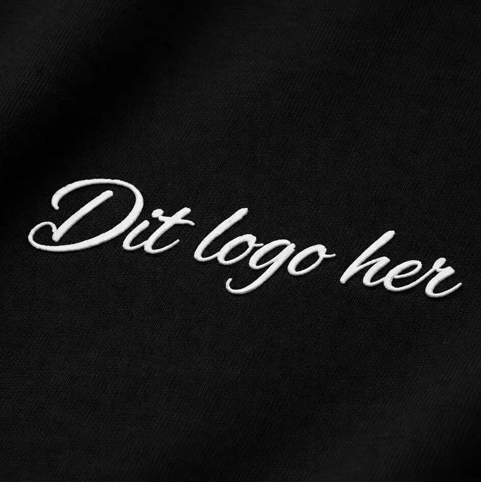 Closeup af sort t-shirt med hvidt logo broderet – Tøj med logo - re do®