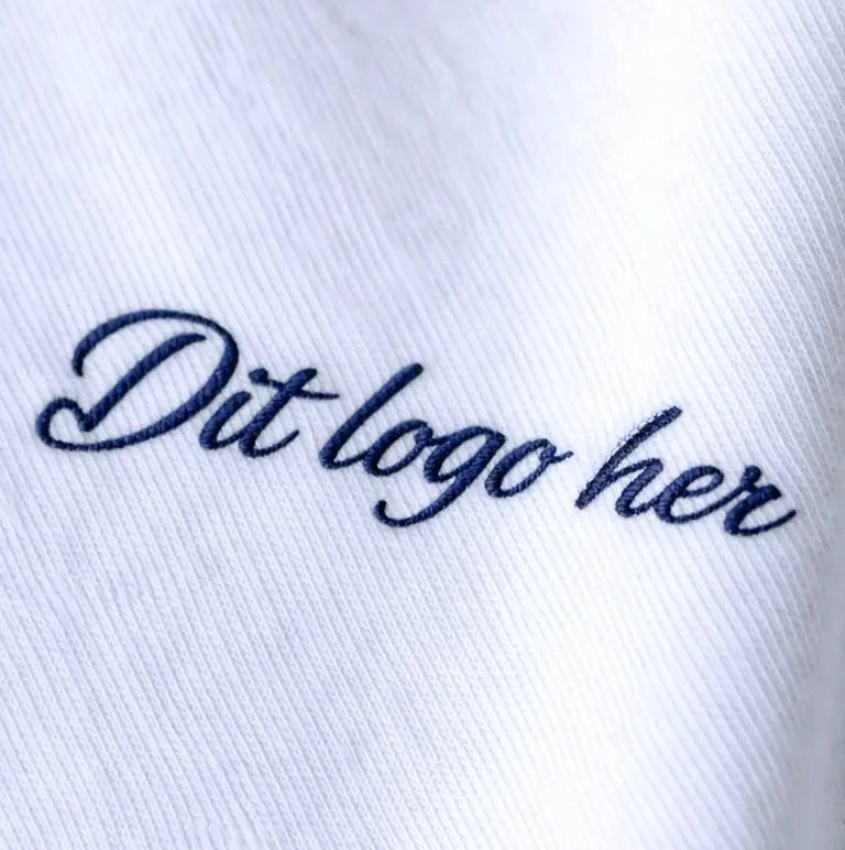 Closeup af hvid t-shirt med logo broderet i Navy Blue – Tøj med logo - re do®