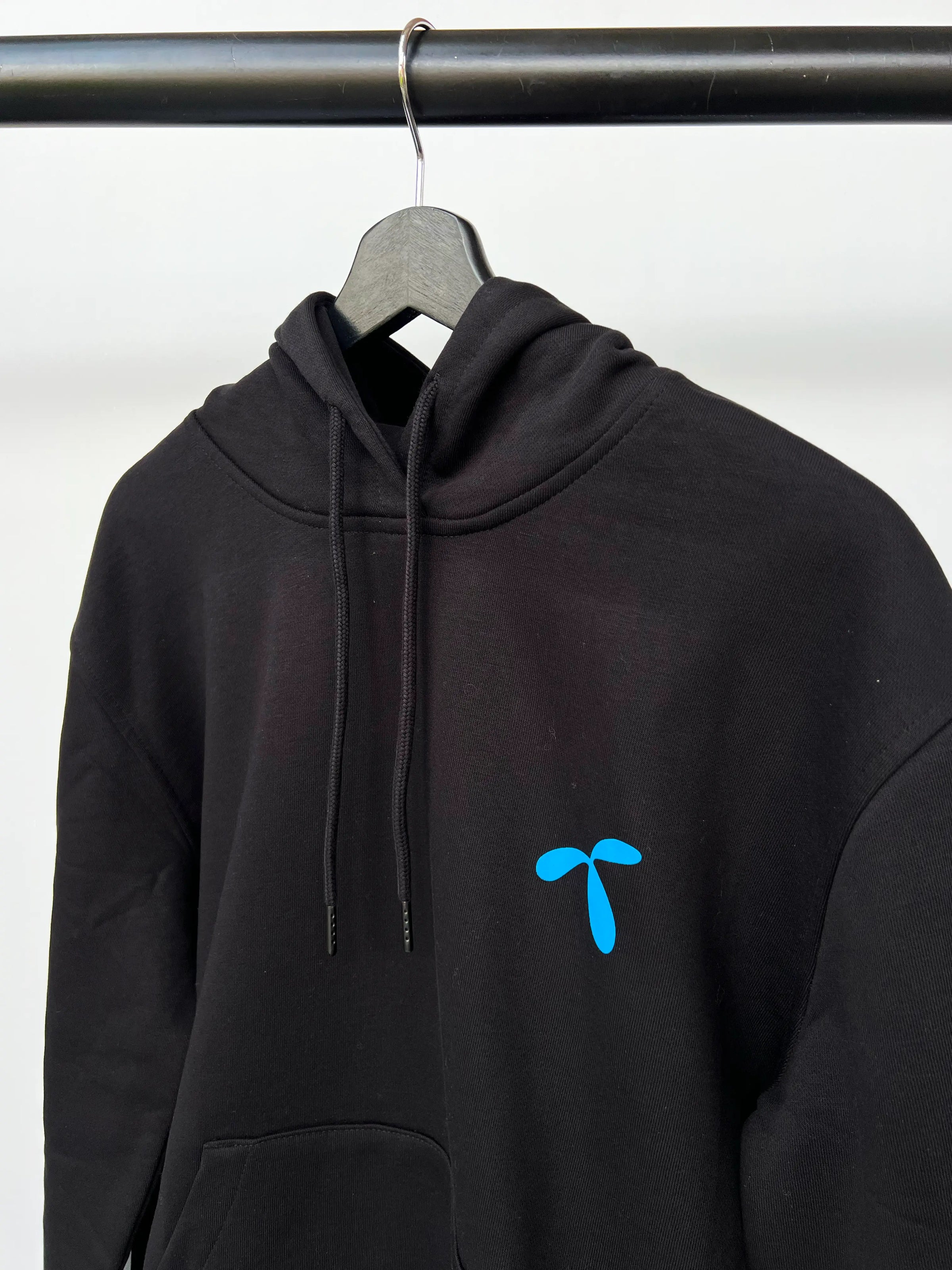 Hoodie med tryk fra re do® i sort, model Francis, collab med Telenor